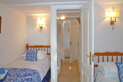 Dormitorio luminoso con dos camas individuales en la casa de huéspedes