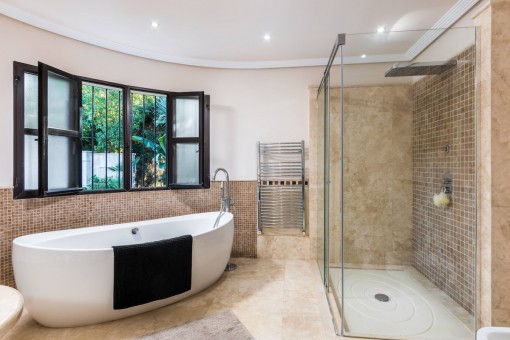 Baño en suite en estilo elegante